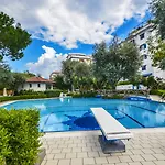 Pool&suites